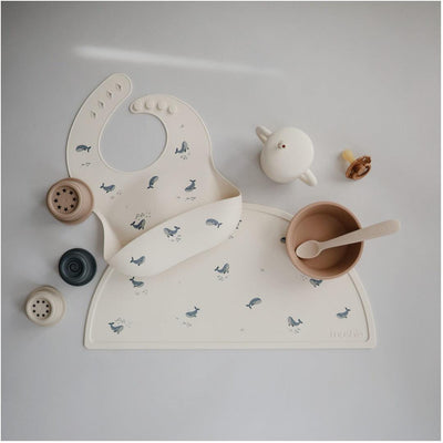 Babador De Silicone Infantil Mushie Whales - Bolso Coletor